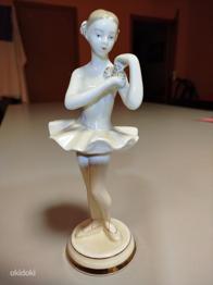 Statuett. Verbilki baleriin lilledega.