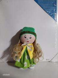 Müügil on käsitööna valminud nukk.