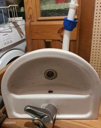 Valamu koos segisti ja sifooniga