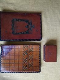 Kaaned dokumentidele ja nahkkattega tikutoos.