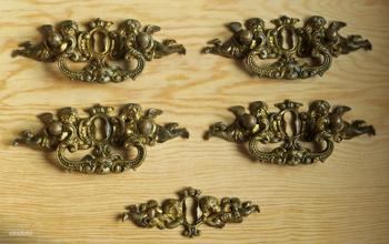 Antiiksed kaunid inglitega kummuti käepidemed