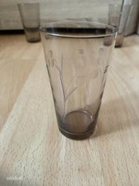 Käsitööna valminud pihlaka kujutisega klaasist tassid